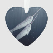 Narwhals mignon nageant ensemble sous l'eau (dos)