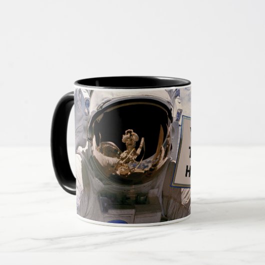 NASA Astronaut Holding Sign. - Aangepaste tekst to Mok (Voorkant links)