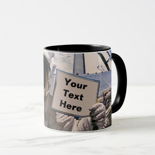 NASA Astronaut Holding Sign. - Aangepaste tekst to Mok (Voorkant rechts)