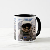 NASA Astronaut Holding Sign. - Aangepaste tekst to Mok (Voorkant rechts)