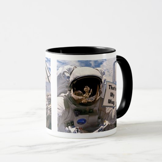 NASA Astronaut Holding Sign. - Aangepaste tekst to Mok (Voorkant rechts)
