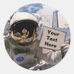 NASA Astronaut Houdt Bord Vast - Voeg Aangepaste T Ronde Sticker