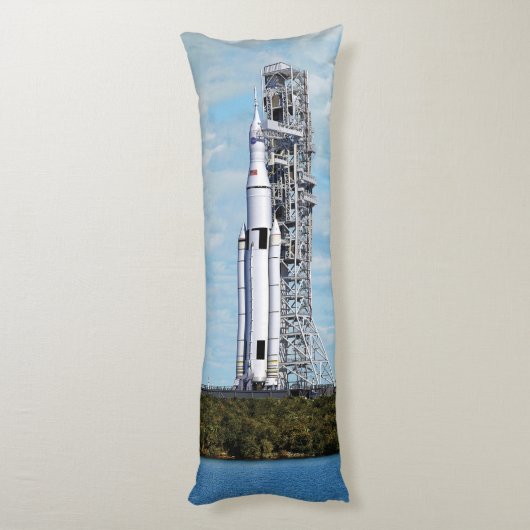 NASA SLS Space Launch System Rocket Launchpad Lichaamskussen (Achterkant (Verticaal))