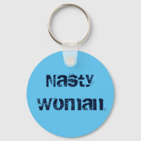 Nasty Woman, noodlottige tekst over hemelblauw