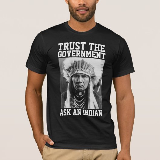 NATIEF AMERIKAANS VERTROUWT DE REGERING T-SHIRS T-SHIRT (Voorkant)