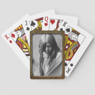 Native American Apache meisje spelen ca Pokerkaarten