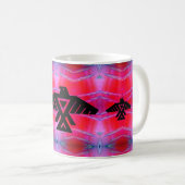 Native Anishinaabe Thunderbird Fluorescent Pink Koffiemok (Voorkant rechts)
