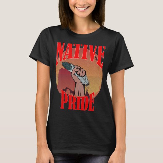 Native Pride vuist en veer T-shirt (Voorkant)