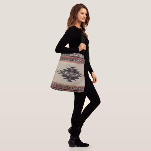 Native Tribal Woven Pattern in Browns, Black, Rust Crossbody Tas (Op model)