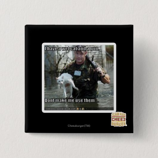 Natte kat en pistool vierkante button 5,1 cm (Voorkant)
