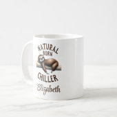 "Natural Born Chiller" Schattigee luiaard & script Koffiemok (Voorkant links)