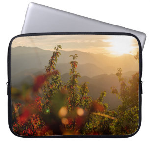 Natuur fotografie van groene bomen die de mond ove laptop sleeve
