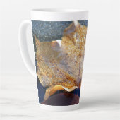 Natuur gele leder in de herfst, bevroren latte mok (Linkerhoek)