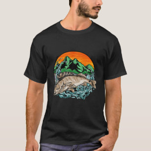 Natuur voor het vissen met forel op berggebied en t-shirt