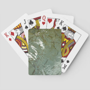 Natuurfoto van met water bedekte rotsplaat pokerkaarten
