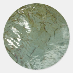 Natuurfoto van met water bedekte rotsplaat ronde sticker