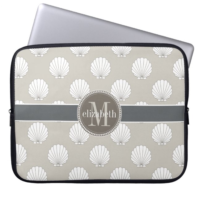 Natuurlijk | White Clamshells Seashells Monogram Laptop Sleeve (Voorkant)