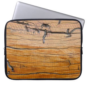 Natuurlijke houten achtergrond, houten plak en org laptop sleeve