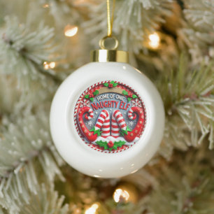 Naughty Elf Shenanigans" - Speelse Kerst Keramische Bal Ornament