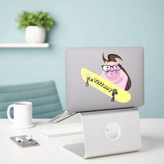Naughty Squirrel #108 Meisjesnaam Sticker (Laptop op bureau)