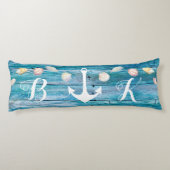 Nautical Beach Shells Monogrammed Blue Wood Body P Lichaamskussen (Achterkant)