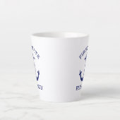 Nautical Navy Blue Anchor First Mate Naam toevoege Latte Mok (Voorkant)