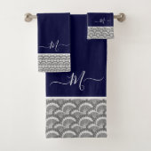 Nautical Navy Blue Grey Seashell Monogram initiaal Bad Handdoek (Insitu)