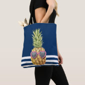 Nautical Navy Blue Striped Cool Pineapple Nautical Draagtas (Dichtbij)