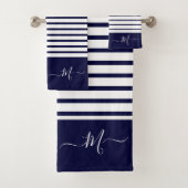 Nautical Navy Blue white Striped Monogram initiaal Bad Handdoek (Insitu)