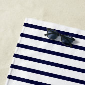Nautical Navy Blue white Striped Monogram initiaal Strandlaken (In situ)