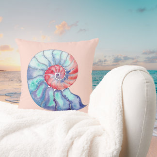 Nautilus Shell in Coral Blue Grey op Light Peach Kussen