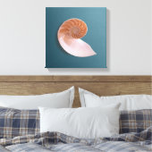 Nautilus Shell op Ocean Blue Canvas Afdruk (Insitu (Slaapkamer))