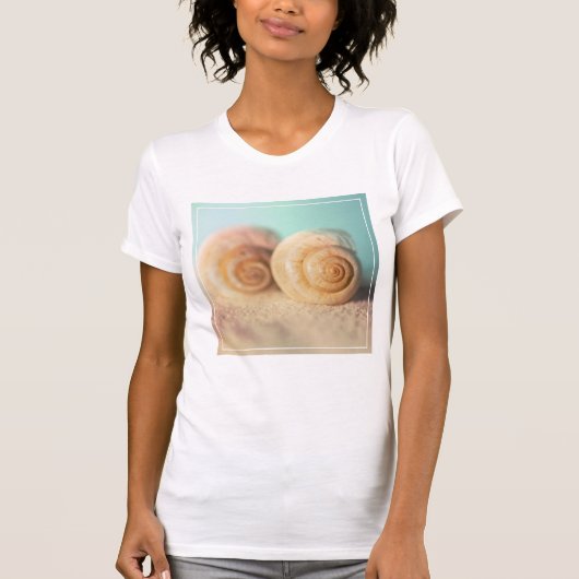 Nautilus Shells op strand T-shirt (Voorkant)