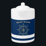 Nautique, Roue de bateau en or, Bleu de marine<br><div class="desc">Cette image montre une roue de bateau sur un arrière - plan rayé bleu marine.</div>