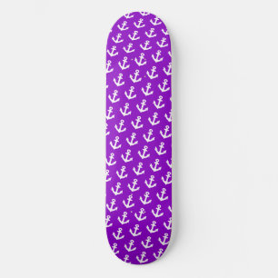 Nautisch ankerpatroon op neon paarse skateboard