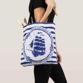 Nautisch embleem met zeilschip tote bag (Dichtbij)
