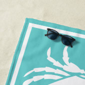 Nautisch ontwerp met witte krab op Blauwgroen blau Strandlaken (In situ)