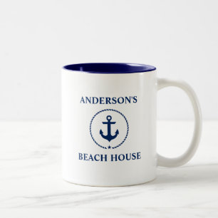 Nautische familienaam Beach House Blauw anker B Tweekleurige Koffiemok