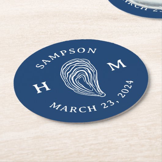 Nautische Oester Shell Monogram met Naam Datum Ronde Kartonnen Onderzetter (Gebogen)