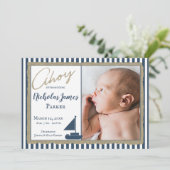 Nautische Stripe Zeilboot Fotogeboorteaankondiging Kaart (Staand voorkant)