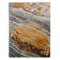 Nauwe fotografie van grijze en oranje stenen