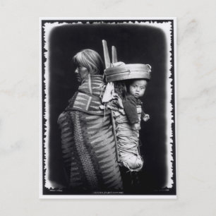 Navaho-vrouw met een papieren op haar rug briefkaart