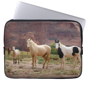 Navajo-paarden lopen vrij op de Canyon-vloer Laptop Sleeve