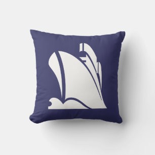 navire blanc sur coussin bleu marine