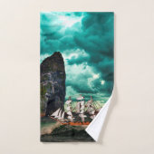 Navire pirate sur des mers turbulentes. (Serviette à main)