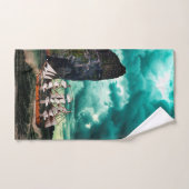 Navire pirate sur des mers turbulentes. (Serviette à main)