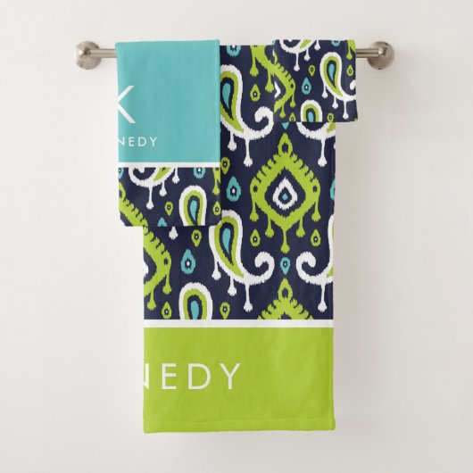 Navy and Green Ikat Paisley Monogram Bad Handdoek (Insitu)
