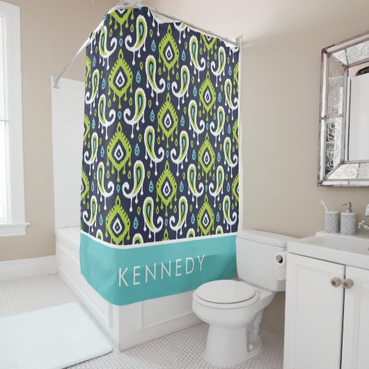 Navy and Green Ikat Paisley Monogram Douchegordijn (In situ)