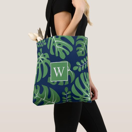 Navy and Green Monogrammed Monstera Leaves Draagtas (Dichtbij)