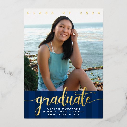 Navy blauw afstuderen foto modern script echt goud folie uitnodiging (Voorkant)